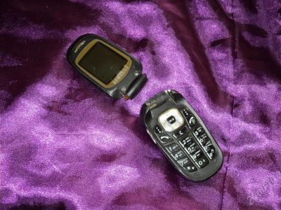 Лот: 1651510. Фото: 1. samsung телефон, шлейф порван. Кнопочные мобильные телефоны