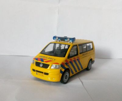 Лот: 12850517. Фото: 1. Volkswagen Transporter Ambulance... Автомоделизм