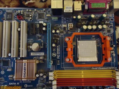 Лот: 7176769. Фото: 1. материнская gigabyte ga-m56s-s3. Материнские платы