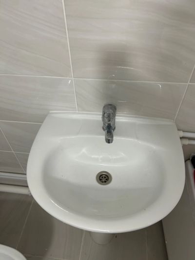 Лот: 25340502. Фото: 1. Раковина с пьедесталом. Раковины, умывальники