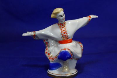 Лот: 19687859. Фото: 1. Статуэтка фарфор Русский танец... Фарфор, керамика