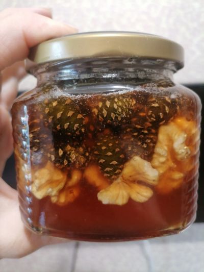 Лот: 25432350. Фото: 1. Варенье из сосновой шишки с орехами. Домашние заготовки