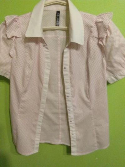 Лот: 9543149. Фото: 1. Кофточка белая в мелкий розовый... Блузы, рубашки