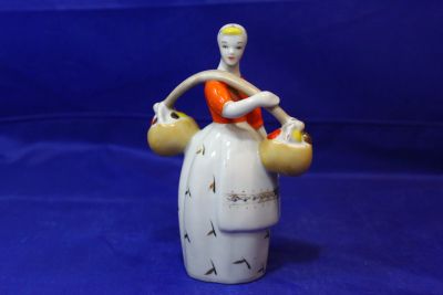 Лот: 19706320. Фото: 1. Фарфоровая статуэтка Девушки с... Фарфор, керамика