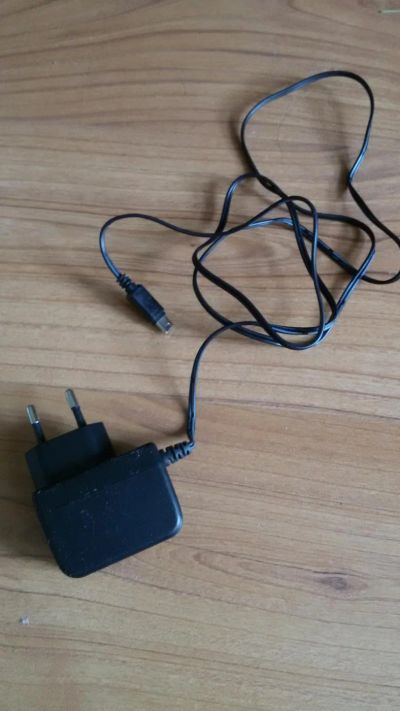 Лот: 8092884. Фото: 1. Зарядка Philips 100р. Зарядные устройства, блоки питания, адаптеры сетевые для смартфонов