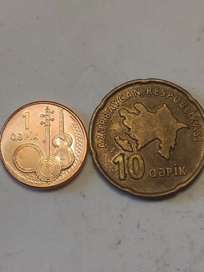 Лот: 25124466. Фото: 1. Азербайджан : две разные монеты. Азия