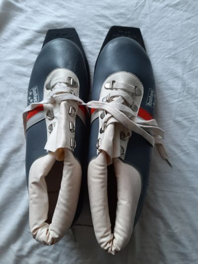 Лот: 19686709. Фото: 1. Ботинки лыжные с креплением. Ботинки