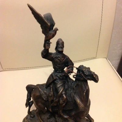 Лот: 6682438. Фото: 1. Кабинетная скульптура "Соколиная... Предметы интерьера и быта