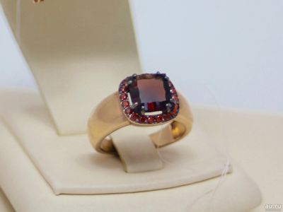 Лот: 13869876. Фото: 1. ЗОЛОТОЕ КОЛЬЦО С ФИАНИТОМ И ГРАНАТОМ... Кольца, перстни