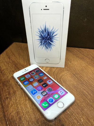 Лот: 15267826. Фото: 1. Смартфон Apple Iphone SE (РСТ). Смартфоны