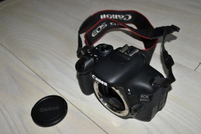 Лот: 10802769. Фото: 1. canon 600d почти новый. Исключительное... Цифровые зеркальные