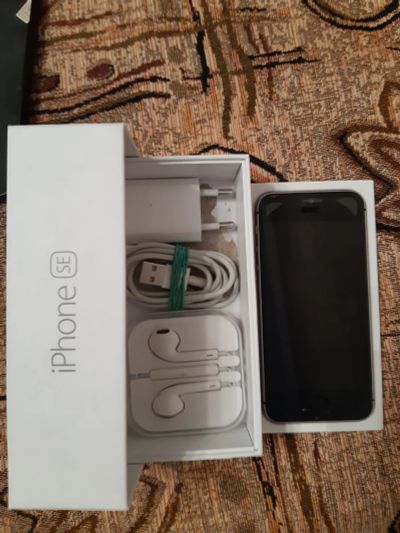 Лот: 16796154. Фото: 1. iPhone se. Смартфоны