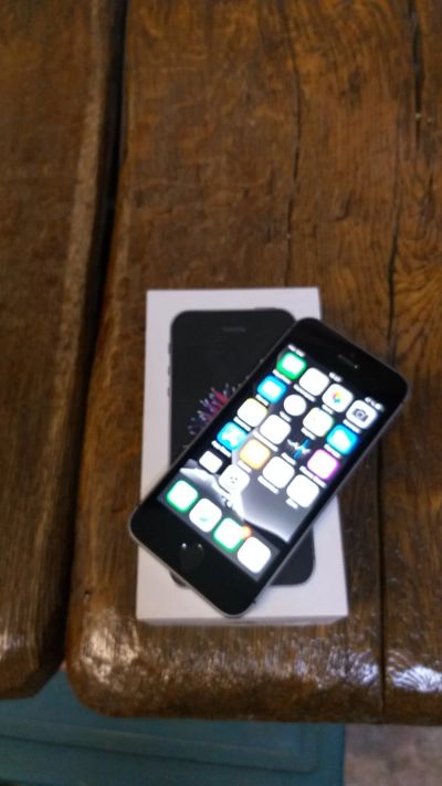 Лот: 16053962. Фото: 1. Смартфон Apple iPhone SE 32 (И9063... Смартфоны