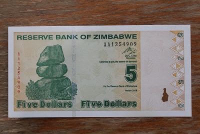 Лот: 22170636. Фото: 1. Зимбабве 5 долларов 2009 года... Африка
