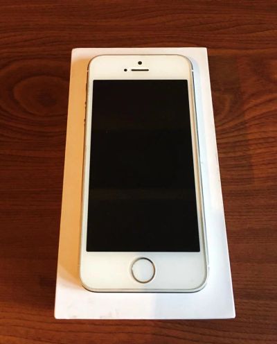 Лот: 8418659. Фото: 1. iPhone 5s 16gb silver. Смартфоны