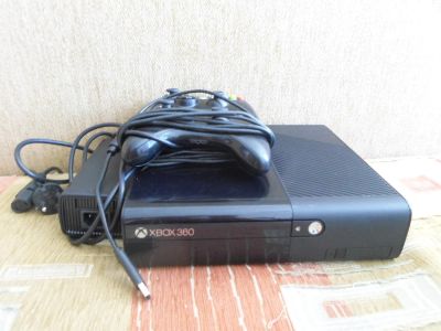 Лот: 7723434. Фото: 1. Игровая консоль Xbox 360 c 2 геймпадами... Игровые приставки, консоли