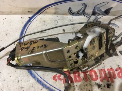 Лот: 21718907. Фото: 1. замок двери Mazda Demio DW. Двигатель и элементы двигателя