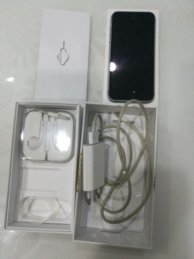 Лот: 16025482. Фото: 1. Iphone SE 128 gb space gray. Смартфоны