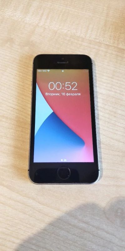 Лот: 17230649. Фото: 1. Iphone SE 16 gb. Смартфоны