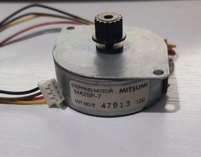 Лот: 20996485. Фото: 1. Двигатель шаговый Mitsumi M42SP-7. Запчасти