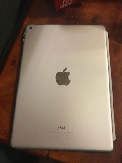 Лот: 11420668. Фото: 1. Apple iPad 9.7 (2017) Wi-Fi 128GB... Планшеты