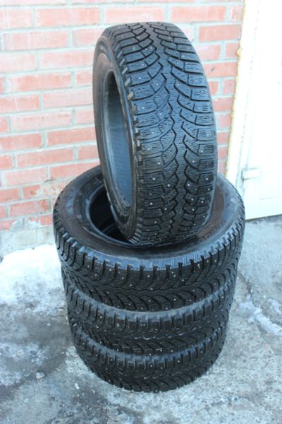 Лот: 24664645. Фото: 1. Шины зимние Bridgestone 215 60... Шины