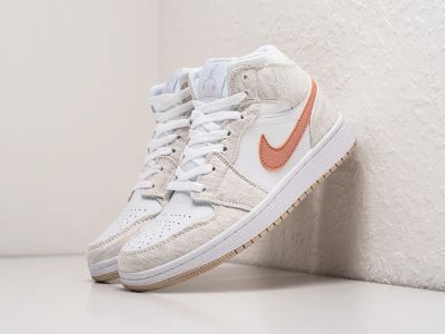 Лот: 24979332. Фото: 1. Кроссовки Nike Air Jordan 1 Mid. Кеды, кроссовки, слипоны