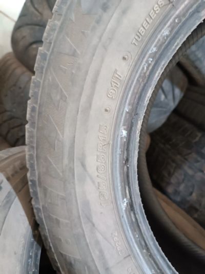 Лот: 21057091. Фото: 1. Одно Bridgestone 195/65 r15. Шины