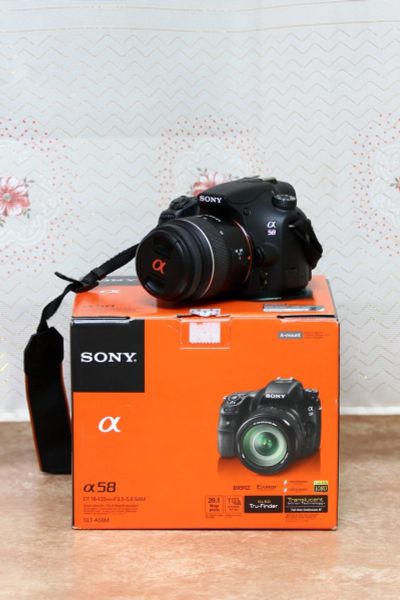 Лот: 12535354. Фото: 1. Sony a58 + сумка + флешка. Цифровые зеркальные