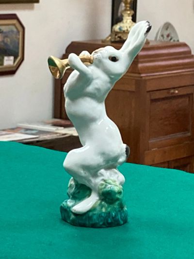 Лот: 18596296. Фото: 1. Статуэтка фарфор "Заяц с трубой... Фарфор, керамика