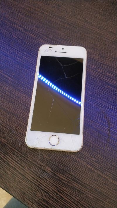 Лот: 15989887. Фото: 1. Iphone se 32gb. Смартфоны