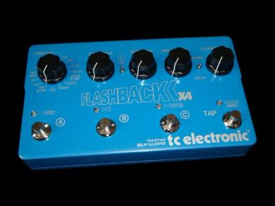 Лот: 4047557. Фото: 1. TC Electronic flashback x4. Гитарные эффекты и комбоусилители