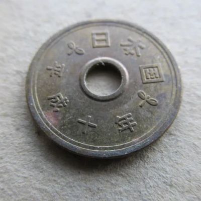 Лот: 23275839. Фото: 1. Монета 5 пять иен йен Япония 1998... Азия