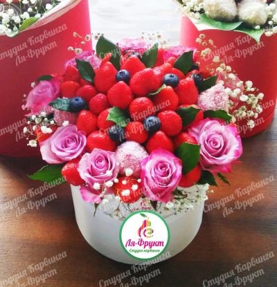 Лот: 10932574. Фото: 1. Букет из Клубники в Шляпной коробочке... Свежие цветы