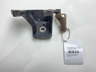 Лот: 25081483. Фото: 1. Кронштейн опоры двигателя Toyota... Двигатель и элементы двигателя