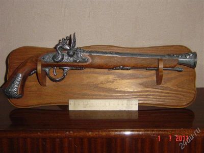 Лот: 1047514. Фото: 1. сувенирный дуэльный пистолет. Оружие