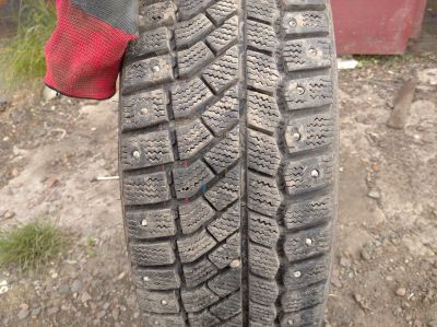 Лот: 16085792. Фото: 1. Viatti 195/60 r15 зима шипы почти... Шины