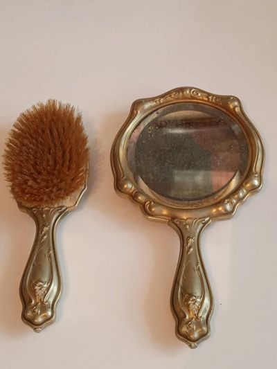 Лот: 20231735. Фото: 1. Зеркало и щетка для волос, латунь... Другое (коллекционирование, моделизм)