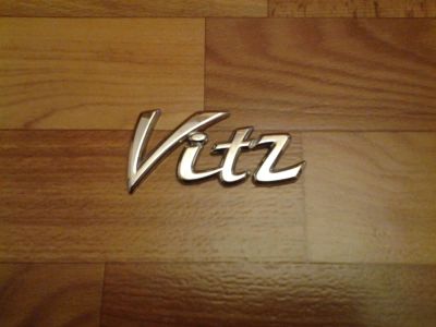 Лот: 10573390. Фото: 1. Эмблема Багажника Toyota Vitz. Кузов