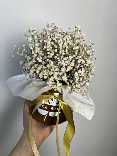 Лот: 23360202. Фото: 1. Композиция в шляпной коробке из... Свежие цветы