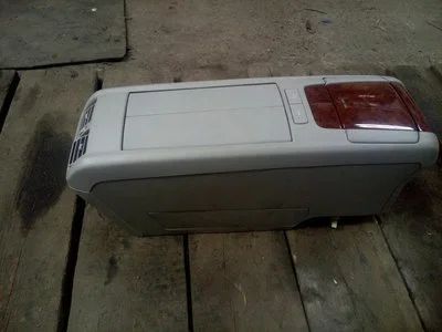 Лот: 10966941. Фото: 1. Бардачок Toyota Harrier. Салон