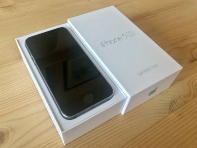 Лот: 14480911. Фото: 1. iPhone 5S 16Gb Space Gray. Смартфоны