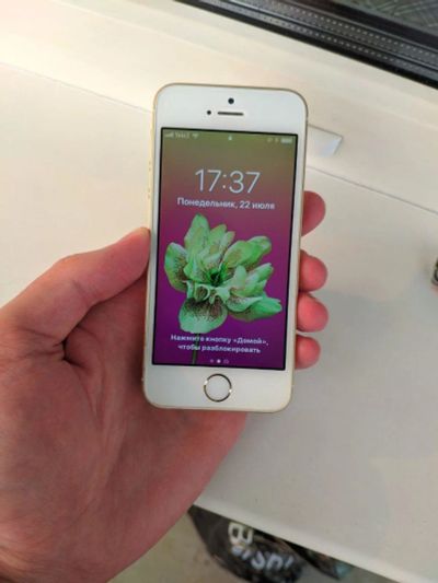 Лот: 14174160. Фото: 1. iPhone SE 16GB White. Смартфоны