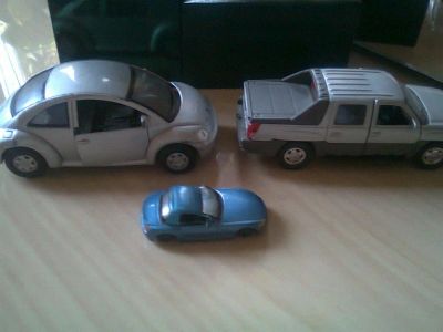 Лот: 3545970. Фото: 1. Две машинки , третья в подарок... Игрушки