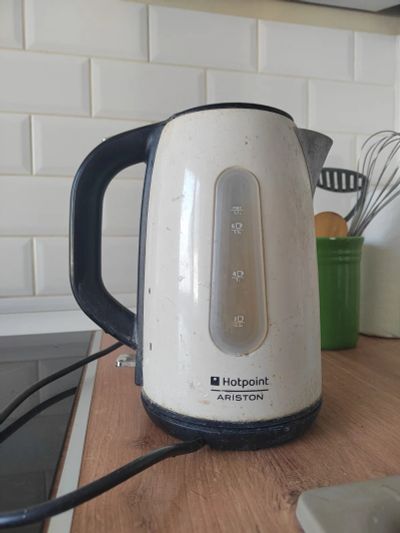 Лот: 21442911. Фото: 1. Чайник hotpoint ariston. Чайники, кофемашины, кулеры