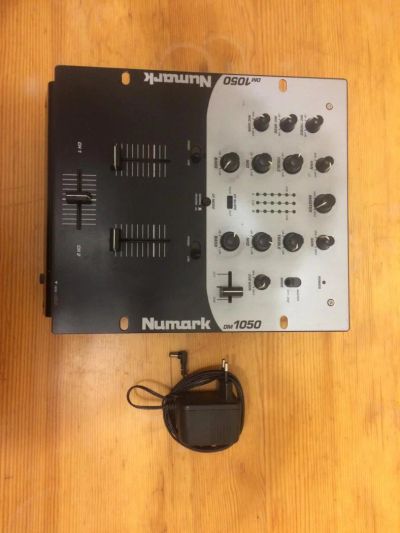 Лот: 9606763. Фото: 1. Микшерный пульт Numark dm1050. Микшеры, предусилители, микрофонные эффекты
