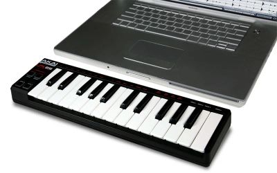 Лот: 2452512. Фото: 1. Akai LPK25, мини клавиши, миди... Клавишные