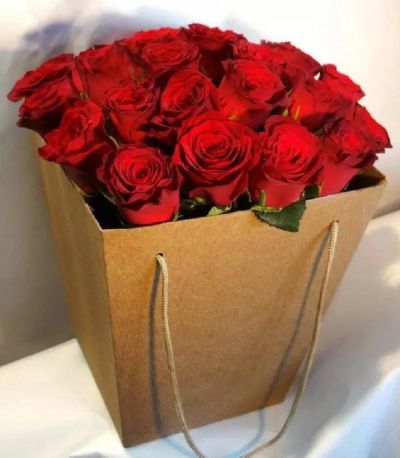 Лот: 10582170. Фото: 1. 25 красных роз в пакете крафт... Другое (цветы, букеты)