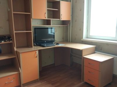 Лот: 7946082. Фото: 1. Компьютерный стол угловой с навесным... Компьютерные и письменные столы