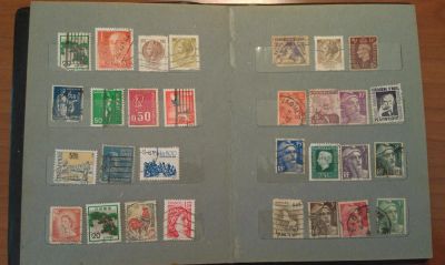 Лот: 8030104. Фото: 1. Маленький альбом марок 2. Марки